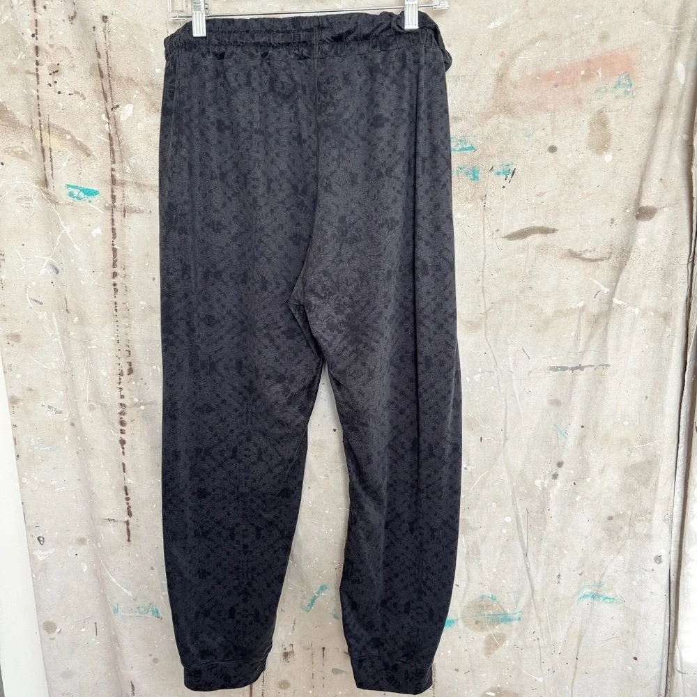 Vuori Performance Jogger in Charcoal Shibori